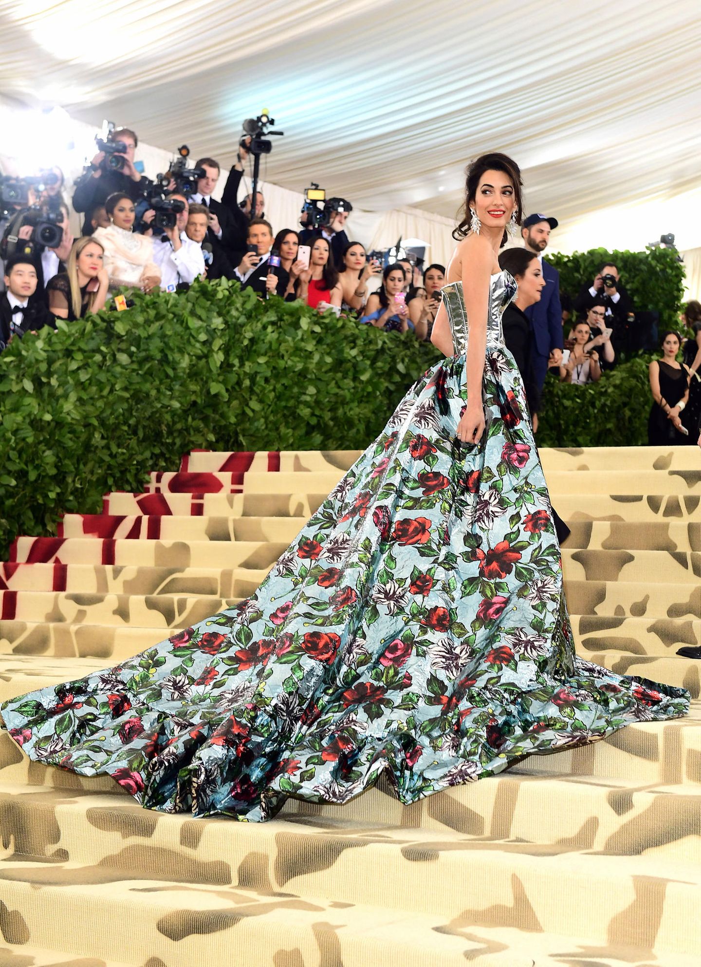 Amal Clooney ist nicht nur eine einflussreiche Anwältin, sondern setzt auch modisch regelmäßig Trends. Bei öffentlichen Auftritten erregt sie mit ihrer Kleiderwahl nicht selten Aufsehen - wie hier bei der Mode-Gala im Metropolitan Museum in New York.