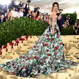 Amal Clooney ist nicht nur eine einflussreiche Anwältin, sondern setzt auch modisch regelmäßig Trends. Bei öffentlichen Auftritten erregt sie mit ihrer Kleiderwahl nicht selten Aufsehen - wie hier bei der Mode-Gala im Metropolitan Museum in New York.