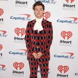 Dieses Outfit fällt wohl unter den Begriff künstlerische Freiheit - anders ist es kaum zu erklären, dass es Harry Styles auf die "Best Dressed"-Liste geschafft hat. Der britische Sänger hat einen Hang zu exzentrischen Outfits und erinnert oft an den jungen Mick Jagger.