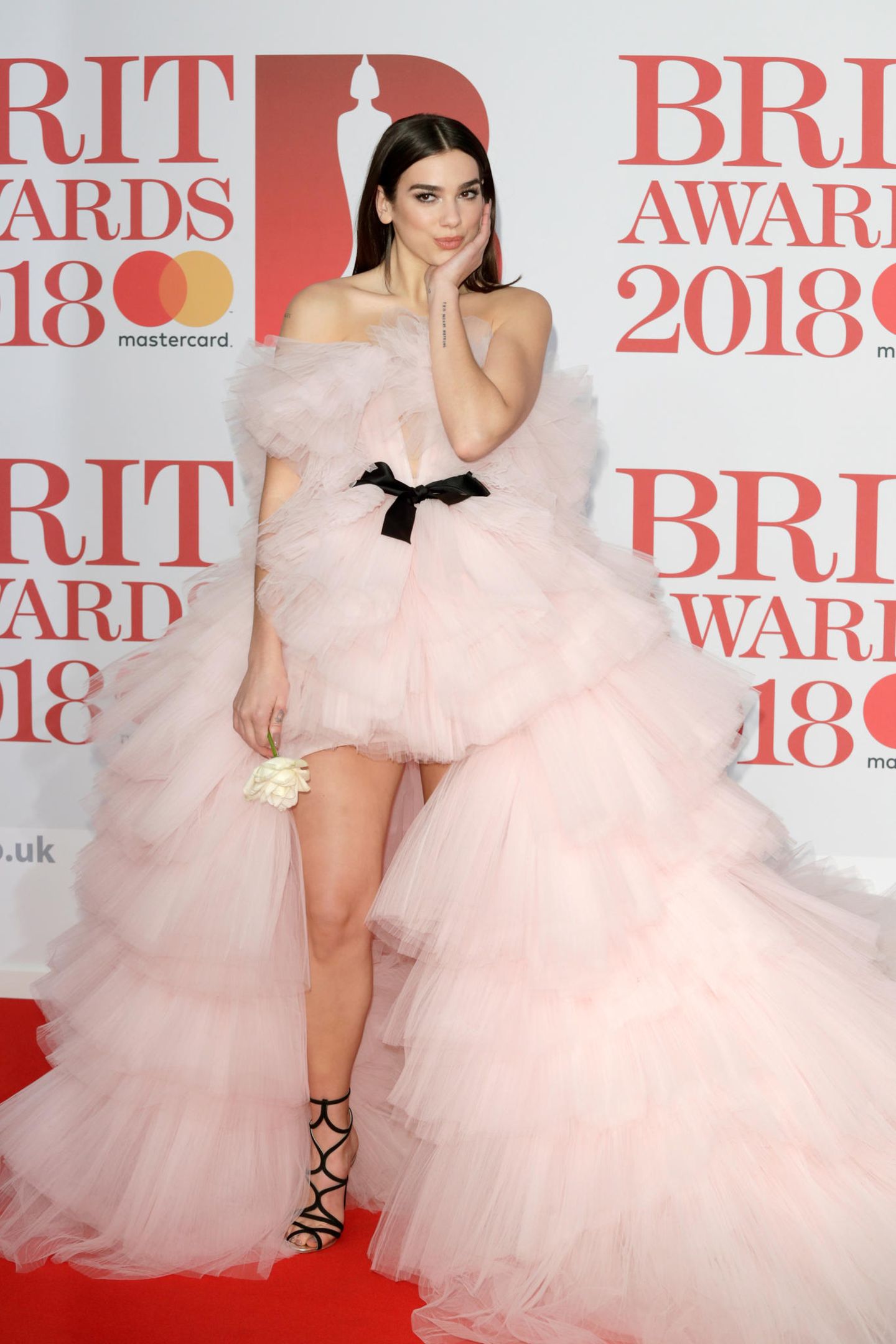 Dua Lipa ist derzeit eine der erfolgreichsten Popsängerin und auch modisch mischt die Britin ganz vorn mit: Große Robe beherrscht sie ebenso wie sportliche Bühnen-Outfits - das überzeugte die Jury vom "Tatler".