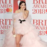 Dua Lipa ist derzeit eine der erfolgreichsten Popsängerin und auch modisch mischt die Britin ganz vorn mit: Große Robe beherrscht sie ebenso wie sportliche Bühnen-Outfits - das überzeugte die Jury vom "Tatler".