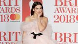 Dua Lipa ist derzeit eine der erfolgreichsten Popsängerin und auch modisch mischt die Britin ganz vorn mit: Große Robe beherrscht sie ebenso wie sportliche Bühnen-Outfits - das überzeugte die Jury vom "Tatler".