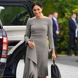 Das britische Modemagazin "Tatler" hat seine jährlich erscheinende "Best Dressed"-Liste veröffentlicht. Wer dort landet, hat es geschafft im Königreich - zumindest stiltechnisch. Dass sich Herzogin Meghan in dem Ranking wiederfindet, ist wenig überraschend. Die Frau von Prinz Harry entwickelte sich in kürzester Zeit zur Stilikone. Was sie trägt, ist rasch ausverkauft - auch wenn das oft sehr kostspielige Teile sind wie dieses Kleid des französischen Designers Roland Mouret.