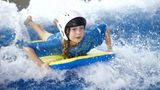 Platz 5: The LC, Swansea, Großbritannien  Highlight für Klein und Groß in dem größten Wasserpark in Wales sind die künstliche Surfwelle "Boardrider" und die "Vulcano Bay".  Infos: www.thelcswansea.com