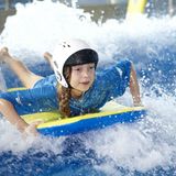 Platz 5: The LC, Swansea, Großbritannien  Highlight für Klein und Groß in dem größten Wasserpark in Wales sind die künstliche Surfwelle "Boardrider" und die "Vulcano Bay".  Infos: www.thelcswansea.com