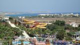 Platz 6: WaterWorld Waterpark, Ayia Napa, Zypern  Ein Park mit vielen Säulen und griechischem Ambiente: Hier können Besucher durch einen 124 Meter langen Tunnel ins kühle Nass schießen oder sich durch eine überdimensionale Zentrifuge schleudern lassen.  Infos: https://waterworldwaterpark.com