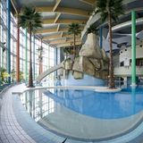 Platz 8: Druskininkai Aquapark, Druskininkai, Litauen  Highlight des 30.000 Quadratmeter großen Aquaparks ist eine 212 Meter lange Rutsche. Wem es nicht heiß genug ist: Entspannung finden Besucher in den 22 Saunen und Badehäusern, die den Traditionen verschiedener Länder der Welt nachempfunden sind.   Infos: https://akvapark.lt/en/aquapark