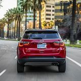 Der Jeep Compass will Konkurrenten, wie dem Opel Mokka X die Rücklichter zeigen