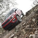 Die Trailhawk-Version des Jeep Compass schlägt sich traditionell im Gelände gut