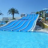 Platz 9:  Slide & Splash Water Slide Park, Lagoa, Portugal  Dieses Spaßbad an der Algarve existiert bereits seit Mitte der 80er Jahre und begeistert seine Besucher mit immer neuen Wellness- und Rutscherlebnissen. Jüngste Attraktion ist die “Big Wave” ein Wassertunnel, der in einer riesigen, offenen Rutschfläche endet.  Infos: www.slidesplash.com