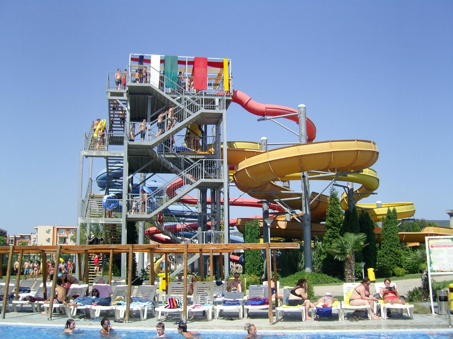 Platz 10: Action Aquapark, Sunny Beach, Bulgarien  Ein Klassiker: Im ersten Wasserpark des Landes nehmen die Besucher dieser Rutsche so richtig an Fahrt auf . Mit einer Geschwindigkeit von bis zu 70 Stundenkilometer geht es ab in den Pool. Für die kleineren Gäste gibt es auch harmlosere Wasserattraktionen und einen Streichelzoo.  Infos: www.aquapark.bg