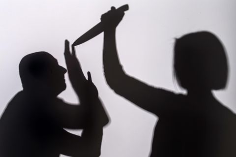 Eine Frau sticht mit einem Messer auf einen Mann ein