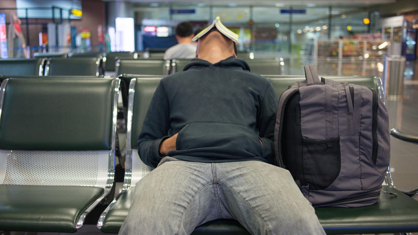 Pure Verzweifelung am Airport: Wieder verspätet sich der Abflug und mehrere Stunden.