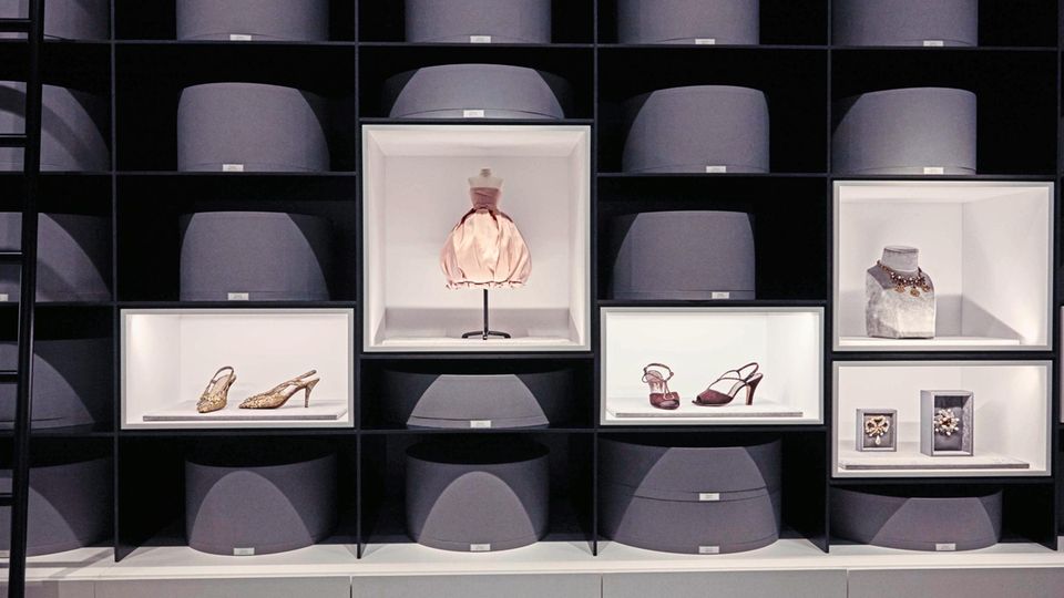 Ein Besuch im Archiv des Modehauses: Gut gekühlt: Im Accessoire-Raum herrschen konstant 18 bis 19 Grad. In den Schaukästen werden (wechselnde) Modelle aus allen Jahrzehnten präsentiert Gut gekühlt: Im Accessoire-Raum herrschen konstant 18 bis 19 Grad. In den Schaukästen werden (wechselnde) Modelle aus allen Jahrzehnten präsentiert