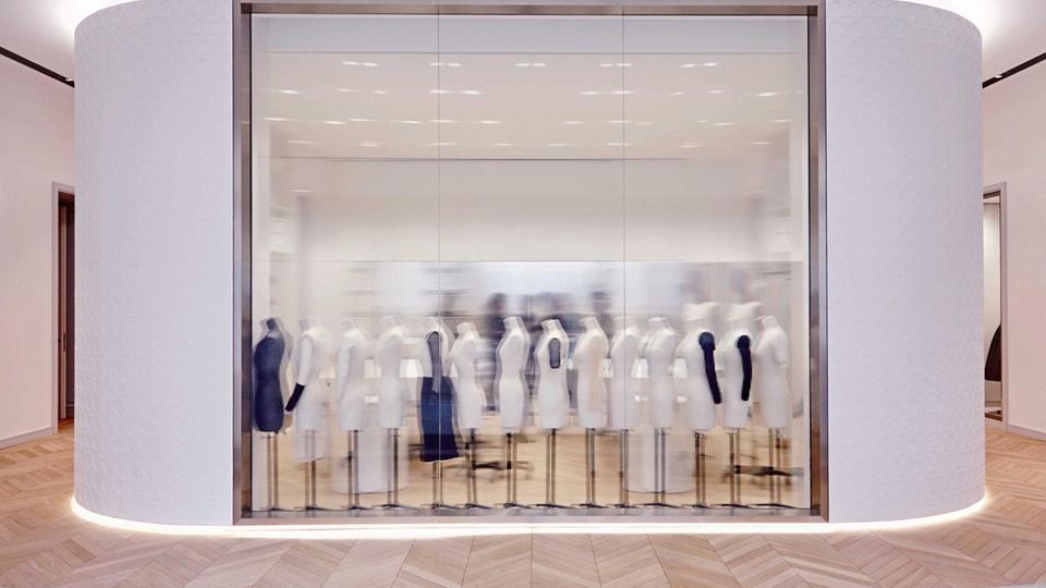 Ein Besuch im Archiv des Modehauses: Hinter der Glasscheibe werden die Kleider auf Büsten gezogen, etwa für Ausstellungen Hinter der Glasscheibe werden die Kleider auf Büsten gezogen, etwa für Ausstellungen