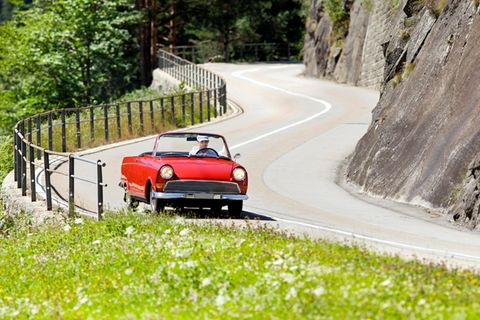 Auto auf Bergstraße