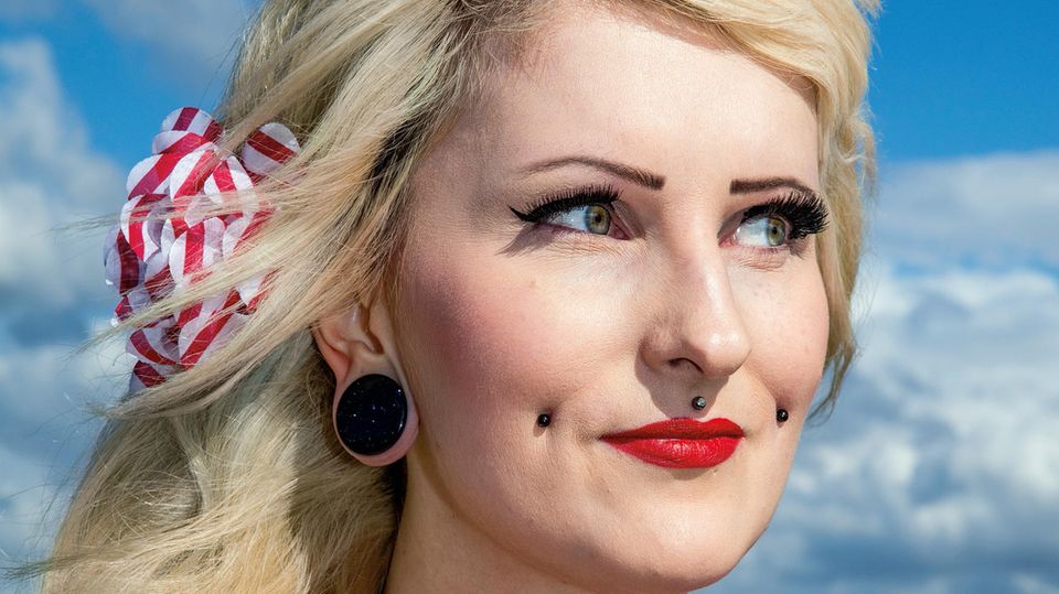 Finsterwalde: Eine Besucherin des "Hot Rod"-Festivals auf dem ehemaligen Militärflughafen. Rockabillys präsentieren dort sich und ihre alten Autos