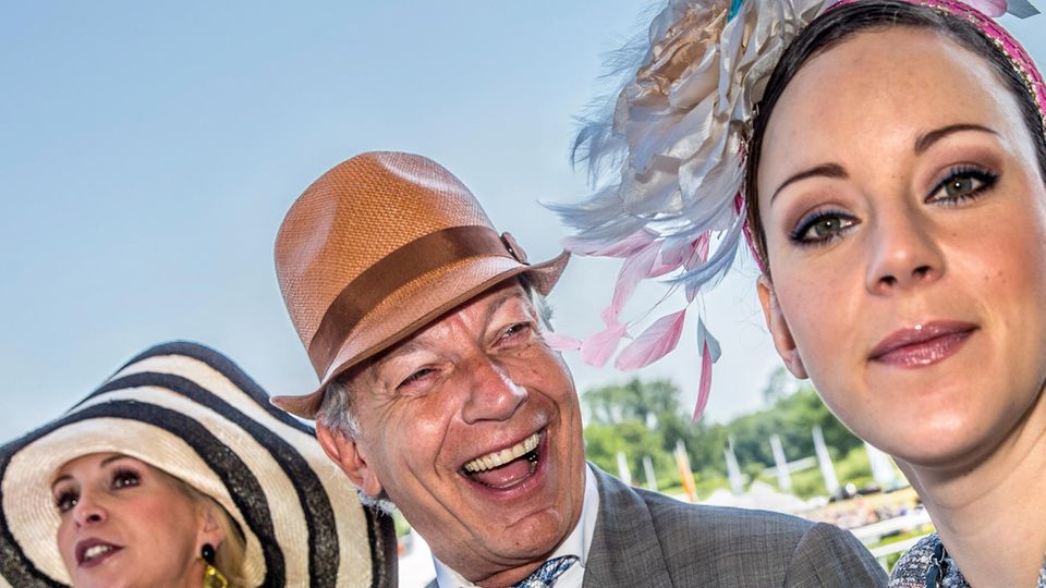 Hamburg Hut, Hütchen und ein putziges Federgesteck: Beim Deutschen Derby auf der Galopprennbahn gibt man sich auch in der diskreten Hansestadt mal zeigefreudig