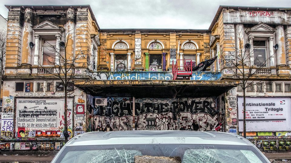 Hamburg: Die Rote Flora, Heimat der autonomen Szene. An diesem Dezembertag 2013 gab es erkennbar Streit um die Zukunft des Kulturzentrums