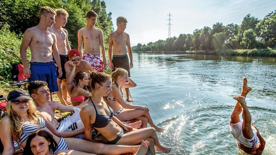 Oberhausen: Der Rhein-Herne-Kanal in der Nähe des Gasometers. Die Industrie-Wasserstraße gilt als die größte Badewanne des Reviers