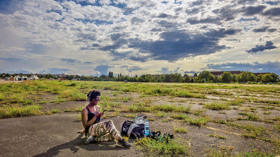 Berlin: Claudia aus Köln auf dem Tempelhofer Feld. Sie hat auf dem einstigen Flughafen ein wenig Yoga gemacht und ihren Gedanken nachgehangen