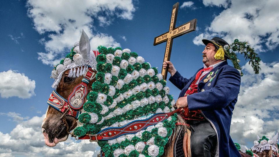 Bad Kötzting: Am Pfingstritt im Bayerischen Wald nehmen jedes Jahr Hunderte Reiter teil – wenn auch nur Männer. Der Brauch geht auf ein Gelöbnis von 1412 zurück