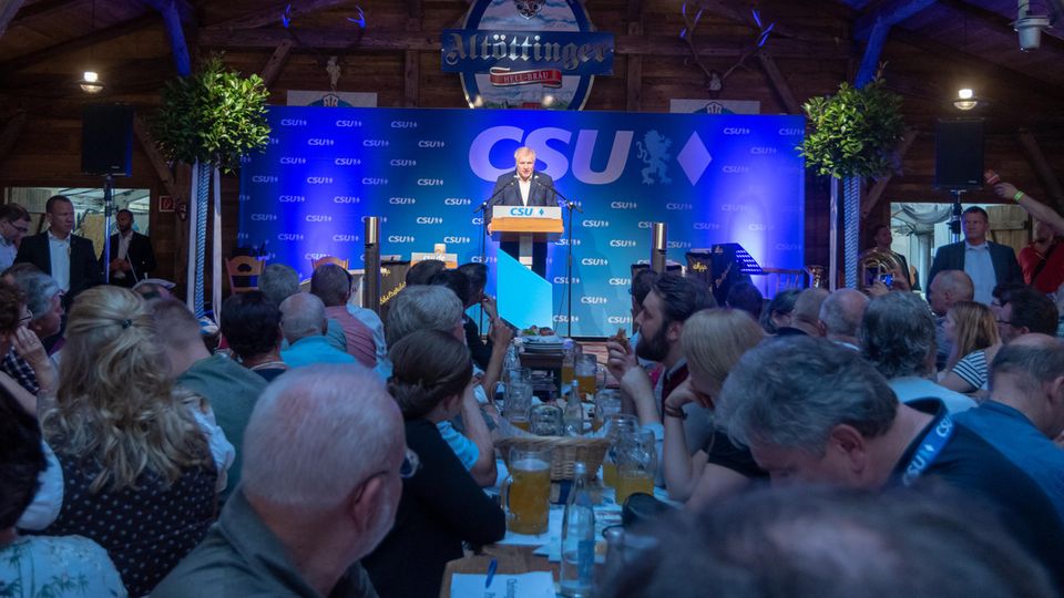 "Weit unter Gürtellinie": Seehofer rechnet mit Kritikern ab - und will anfangen zu twittern "Weit unter Gürtellinie": Seehofer rechnet mit Kritikern ab - und will anfangen zu twittern