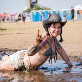 Auch an Tag drei des großen Festivals in Wacken haben die Besucher mit der anhaltenden Hitze und Dürre zu kämpfen. Diese Lady nimmt zur Abkühlung ein kleines Schlammbad.
