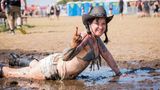 Auch an Tag drei des großen Festivals in Wacken haben die Besucher mit der anhaltenden Hitze und Dürre zu kämpfen. Diese Lady nimmt zur Abkühlung ein kleines Schlammbad.