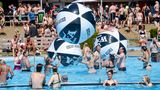 Die gute Nachricht für Festival-Besucher: Wacken hat ein eigenes Freibad. Dort tummelten sich am Freitag zahlreiche Gäste.