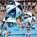 Die gute Nachricht für Festival-Besucher: Wacken hat ein eigenes Freibad. Dort tummelten sich am Freitag zahlreiche Gäste.