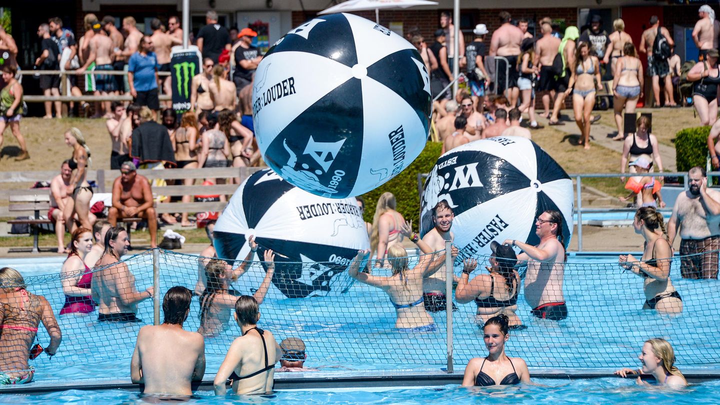 Die gute Nachricht für Festival-Besucher: Wacken hat ein eigenes Freibad. Dort tummelten sich am Freitag zahlreiche Gäste.