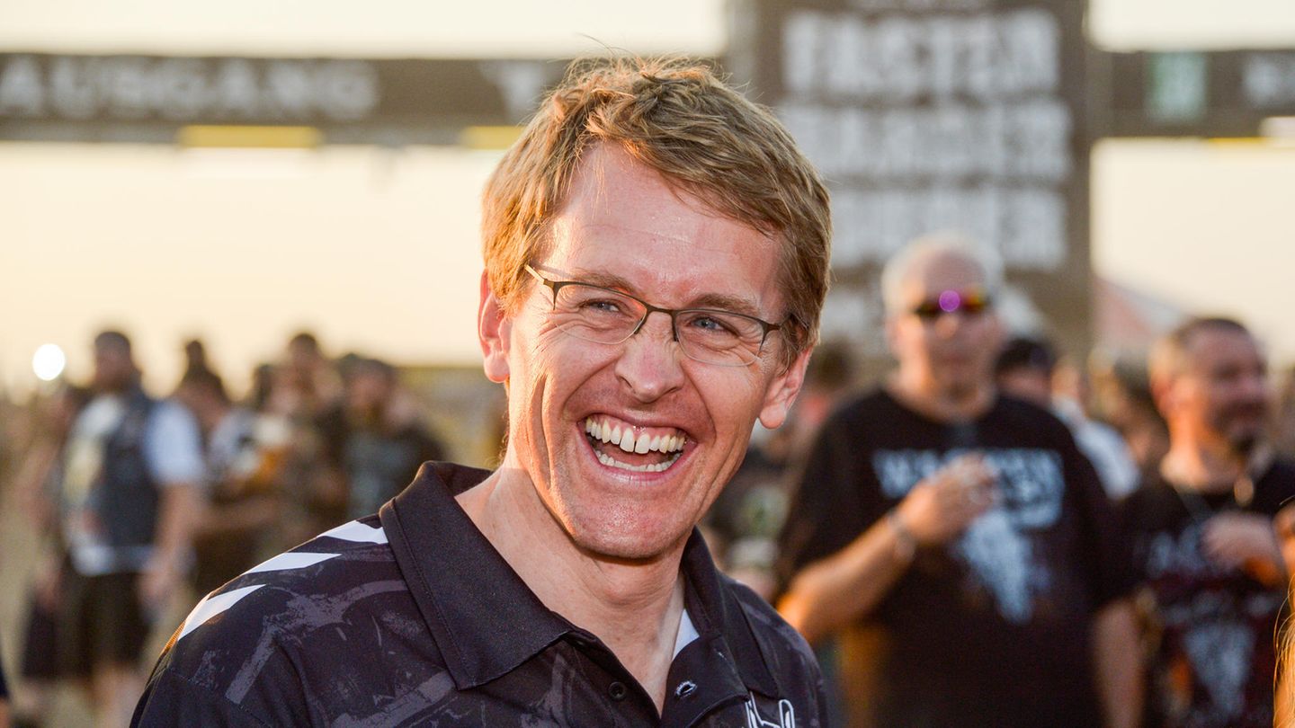 Ein prominenter Festival-Beuscher: Schleswig-Holsteins Ministerpräsident Daniel Günther stattete dem Festival am Donnerstag einen Besuch ab.
