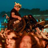 Hard Rock Hallelujah: Dieser Rollstuhlfahrer macht Stage Diving.