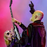 Musik gibt es natürlich auch: Richie Faulkner (l.) und Rob Halford, Mitglieder der britischen Heavy-Metal Band Judas Priest, traten am Donnerstagabend auf.