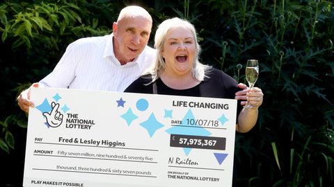 Fred und Lesley Higgins freuen sich mit einem Glas Champagner über ihren Lottogewinn