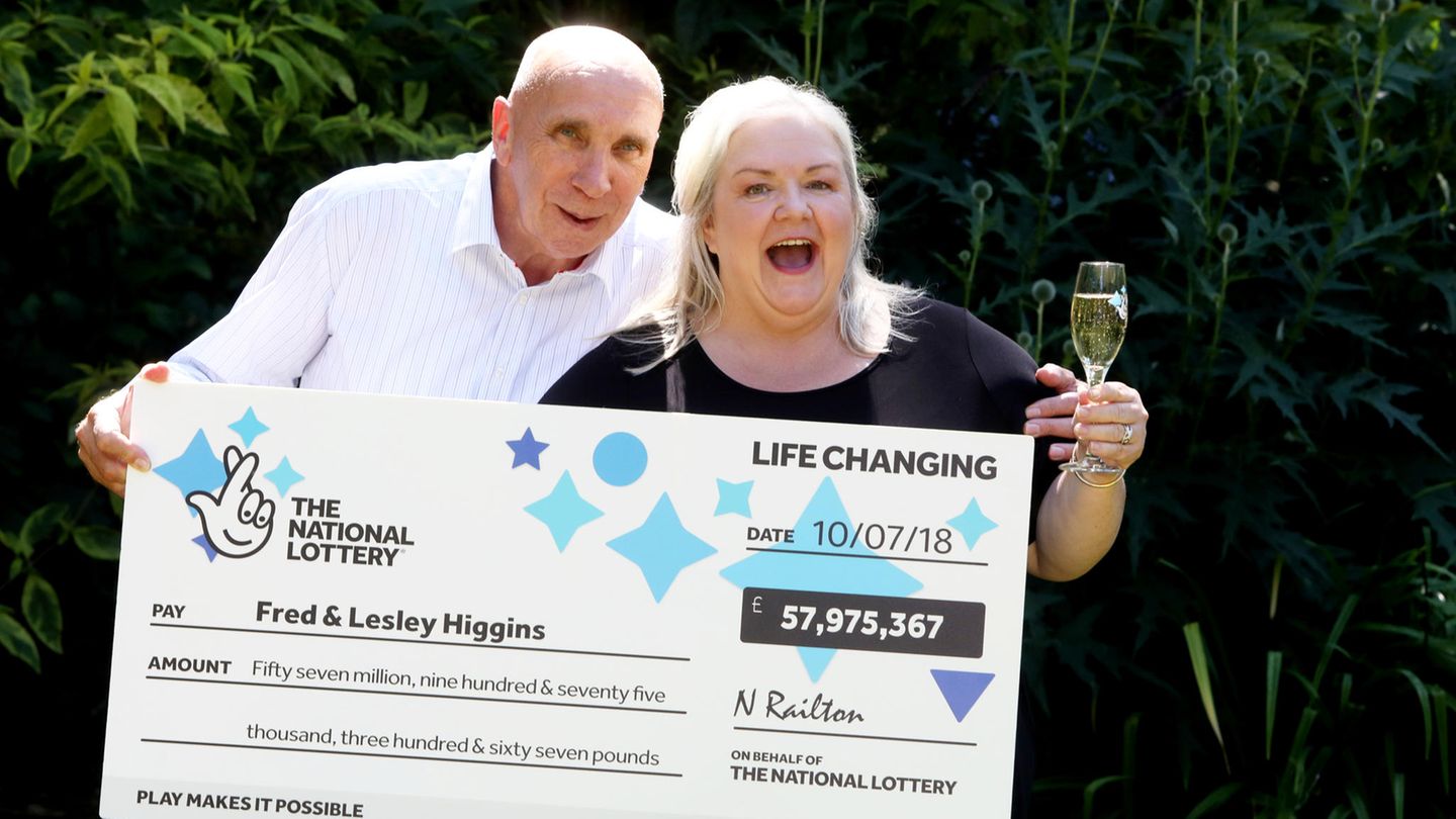 Fred und Lesley Higgins freuen sich mit einem Glas Champagner über ihren Lottogewinn