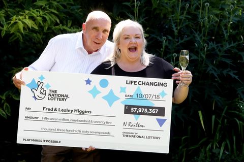 Fred und Lesley Higgins freuen sich mit einem Glas Champagner über ihren Lottogewinn