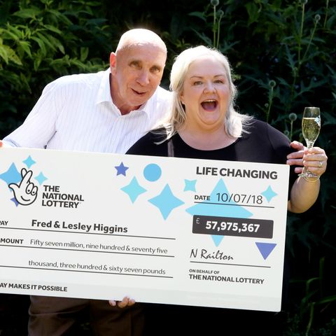 Fred und Lesley Higgins freuen sich mit einem Glas Champagner über ihren Lottogewinn