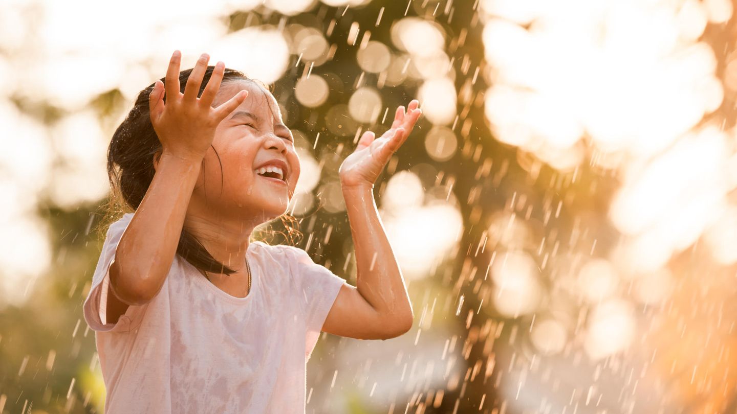 Kleines Mädchen freut sich über Regen
