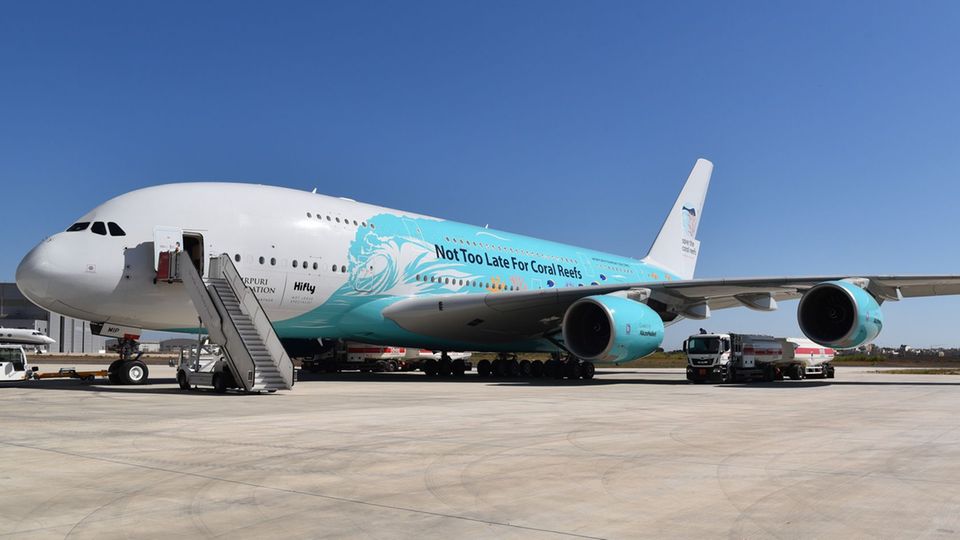Der Airbus A380 der Fluggesellschaft Hifly mit der Sonderbemalung, die für den Schutz der Korallenriffe wirbt.