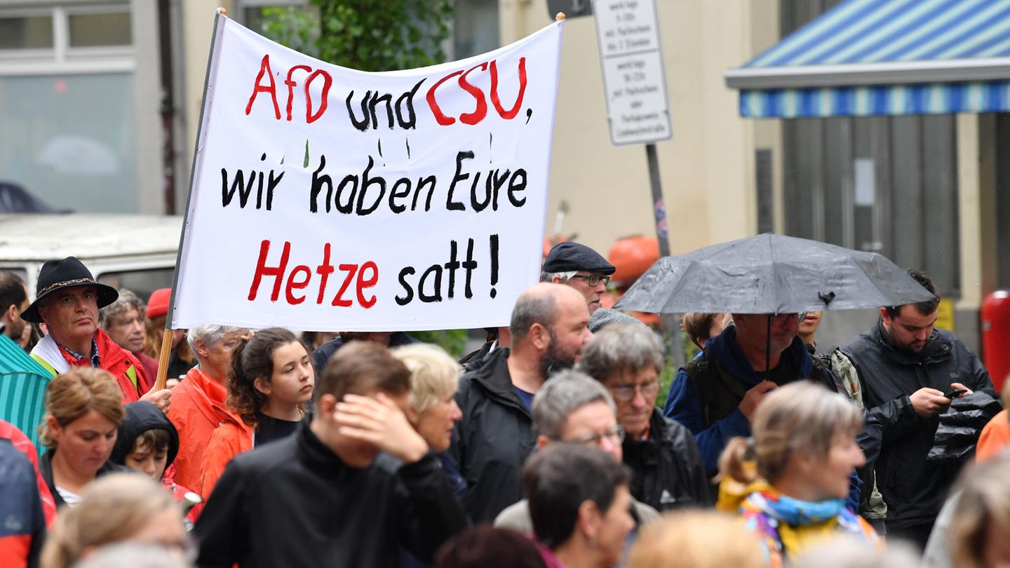 Menschen demonstrieren unter dem Motto "#ausgehetzt" unter anderem gegen die Sprache der CSU