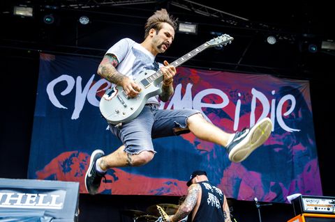 Gitarrist Jordan Buckley von der Band Every Time I Die auf der Bühne