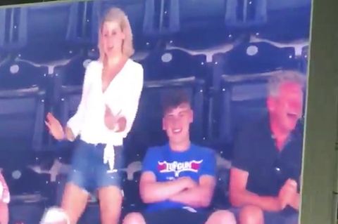 Peinlich berührter Stadionbesuch: So schön schämt sich Teenager für seine "Dancing Mom"