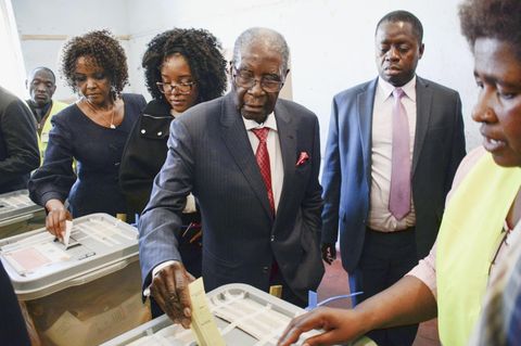 Wahrscheinlich eine Stimme für seinen Ex-Vertrauten: Der Ex-Präsident von Simbabwe, Robert Mugabe, bei seiner Wahl