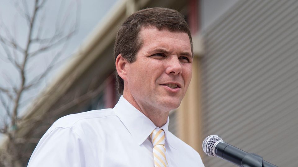 Deutschland, China, USA: "Wir reden hier von tausenden und abertausenden Leuten, die über Nacht ihren Job verlieren können", sagt Walt Maddox, Bürgermeister von Tuscaloosa in Alabama, Standort einer Mercedes-Fabrik "Wir reden hier von tausenden und abertausenden Leuten, die über Nacht ihren Job verlieren können", sagt Walt Maddox, Bürgermeister von Tuscaloosa in Alabama, Standort einer Mercedes-Fabrik