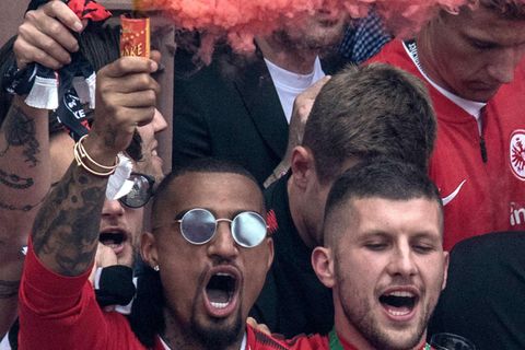 Bei der Anzeige geht es um einen Vorfall vom 20. Mai, wie auf diesem Foto zu sehen ist: Der Spieler von Eintracht Frankfurt, Kevin-Prince Boateng (l.), hält neben Ante Rebic auf dem Balkon des Römer ein Bengalo in der Hand.