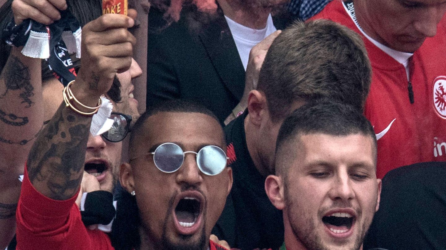 Bei der Anzeige geht es um einen Vorfall vom 20. Mai, wie auf diesem Foto zu sehen ist: Der Spieler von Eintracht Frankfurt, Kevin-Prince Boateng (l.), hält neben Ante Rebic auf dem Balkon des Römer ein Bengalo in der Hand.