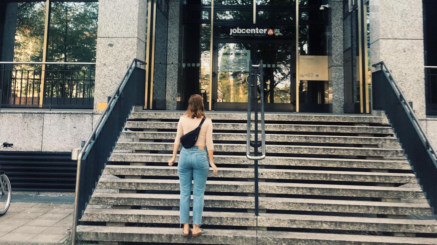 Unsere Autorin vor dem Jobcenter Charlottenburg-Wilmersdorf