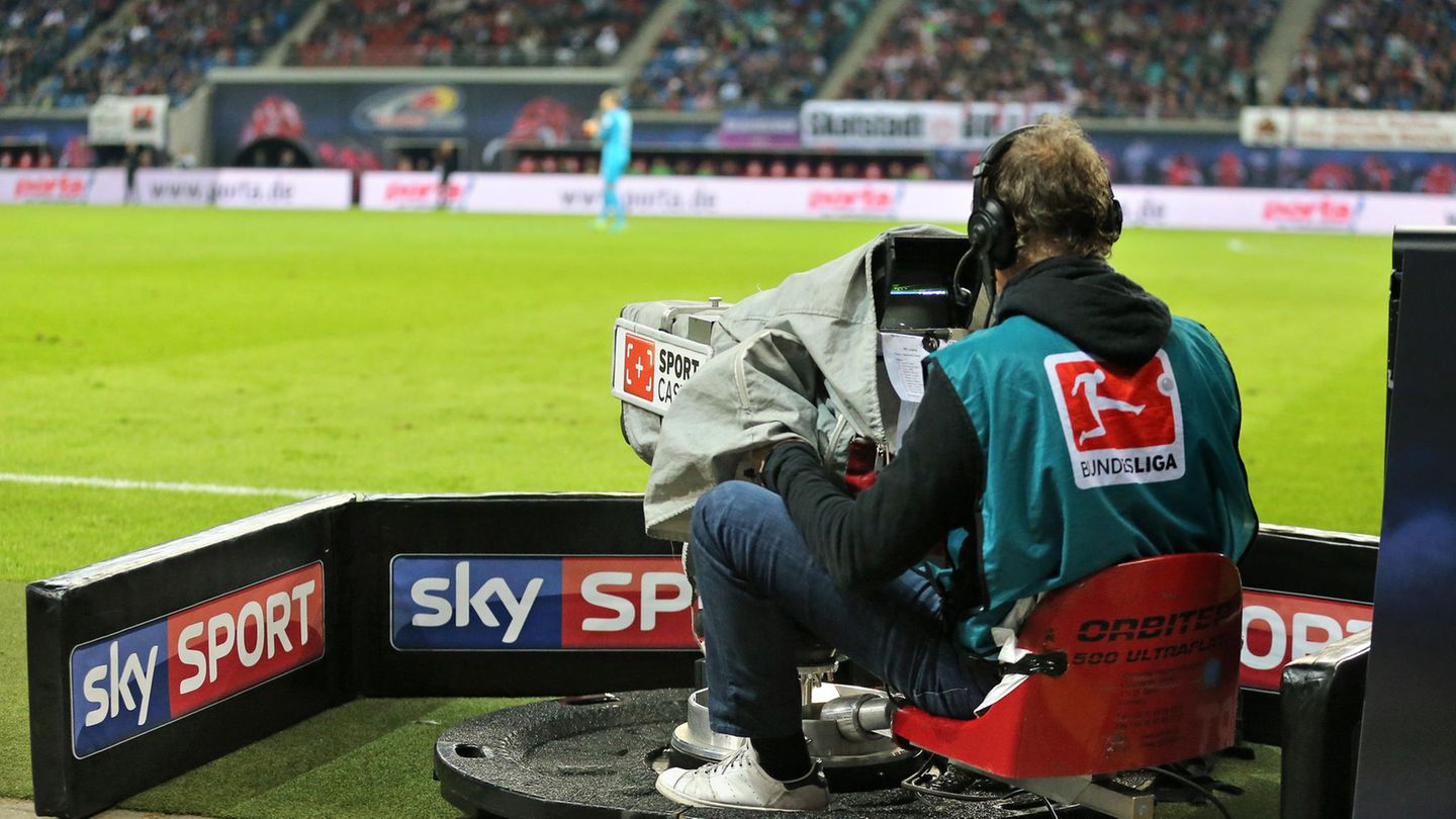Ein Kameramann filmt die Bundesliga. Auf der Bande um ihn herum steht "Sky Sport".